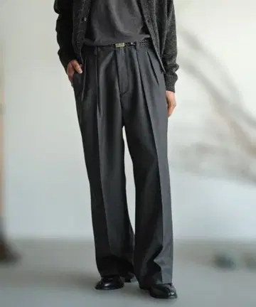 [ shiun ] STRAIGHT TUCK TROUSERS S