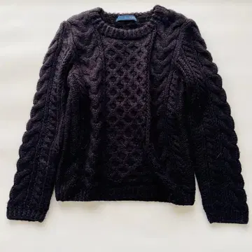 예나스로브 케이블 짜임 크루넥 니트 울 혼방 차콜 블랙