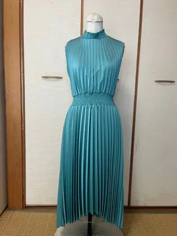 라이트 블루 플리츠 드레스