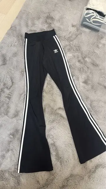 adidas 블랙 플레어 팬츠 3 스트라이프