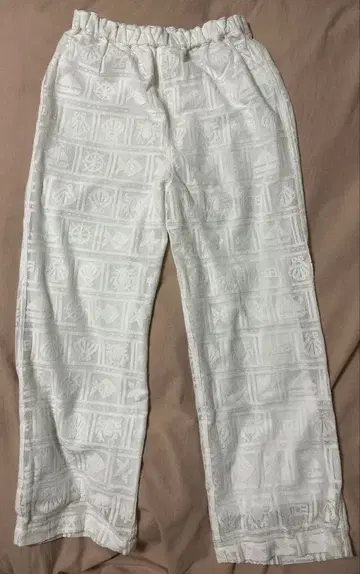 화이트 지오메트릭 디자인 팬츠