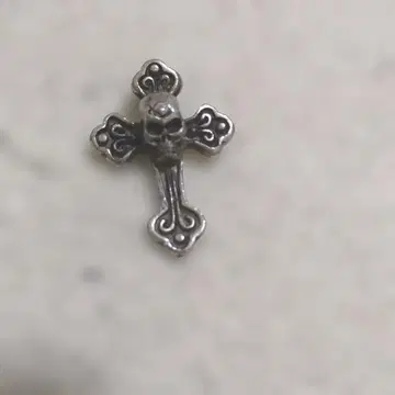 스컬이 달린 실버톤 크로스 펜던트 탑