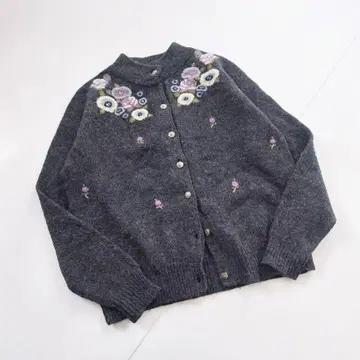 꽃무늬 자수 티롤리안 니트 차콜 그레이 B5