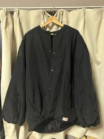 [ JaVa 자바 콜라보 ] 바스락 소재 사이드 지퍼 노카라 블루종