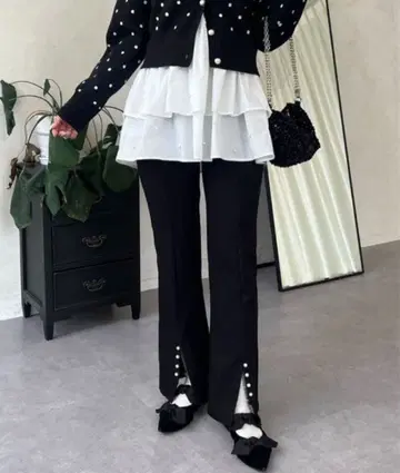 프로즈 펄 부착 프론트 슬릿 슈퍼 스트레치 팬츠