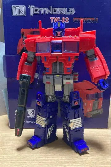 Toyworld TW-02 Orion 옵티머스 프라임 유사품