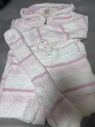 플리스 소재 화이트와 핑크 룸웨어 세트