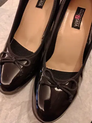 우천 겸용 블랙 리본 포함 펌프스