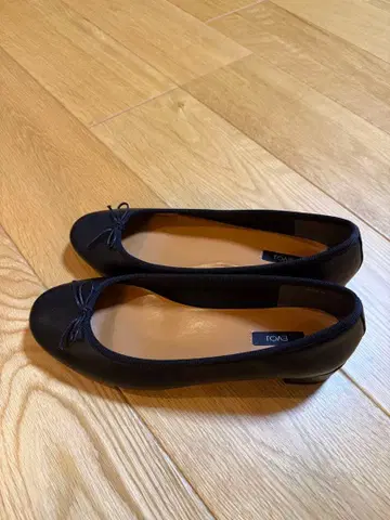 [ EVOL ] 블랙 리본 포함 낮은 힐 펌프스