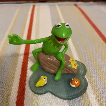 커밋 피규어 연못 위에 앉아있는