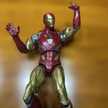 아이언맨 피규어 빨간색 금색