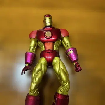 아이언맨 가동식 피규어 골드 컬러와 빨간색