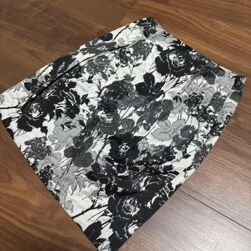 투모로우랜드 꽃무늬 타이트 스커트 새상품급