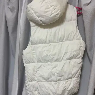 화이트 후드 부착 퀼팅 베스트