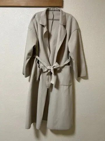 베이지 롱 코트 허리 리본 포함 양쪽 포켓