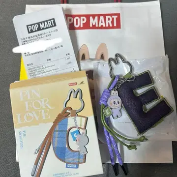 POP MART PIN FOR LOVE 알파벳 E 스트랩