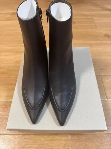 오데트 에 오딜 블랙 가죽 스틸레토 부츠