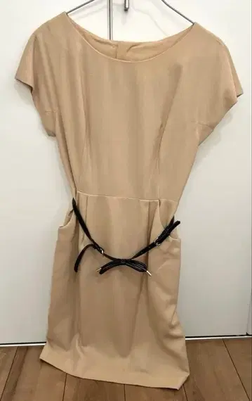 스트로베리 필드 슬리브리스 원피스 벨트 포함 베이지 M 사이즈