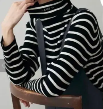 새상품 LARUTA 블랙 화이트 스트라이프 보더 터틀넥 스웨터 로고
