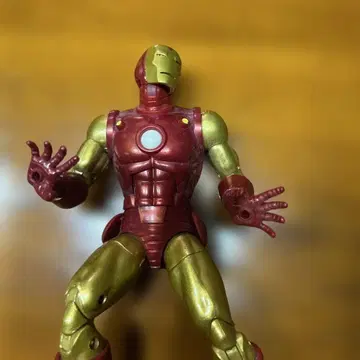 아이언맨 피규어 빨간색과 금색