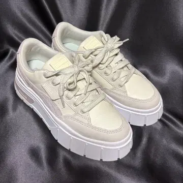 PUMA 크림색 플랫폼 스니커즈