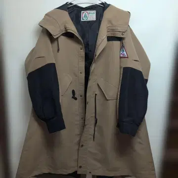 Woods 후드 부착 마운틴 파카 베이지/블랙