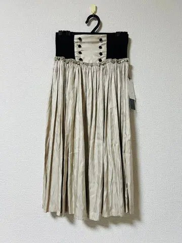 미사용 새상품 베이지 플레어 스커트 M 사이즈