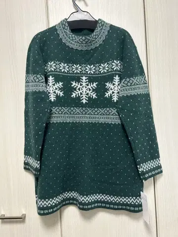 눈꽃 결정 패턴 그린 니트 스웨터