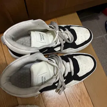 남성 신발 통기성 패치 장식 레이스 업 하이컷 스니커즈 화이트 블랙