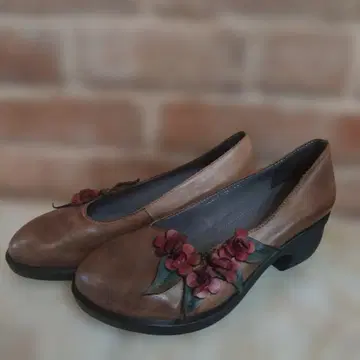 꽃 모티브 디자인 펌프스