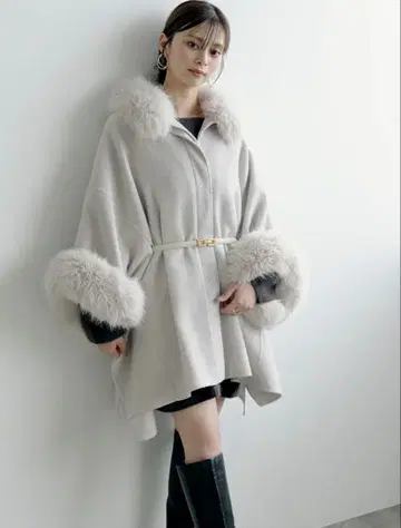 SNIDEL 퍼 부착 미들 케이프 코트 아이보리