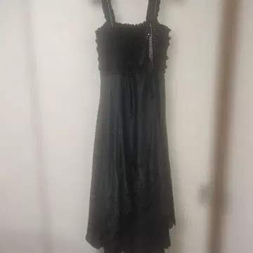 프릴 달린 블랙 드레스