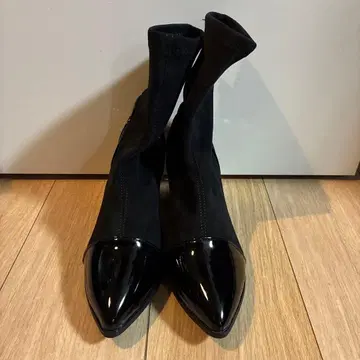 미사용 새상품 블랙 x 컬러풀 비쥬 장식 스웨이드풍 숏부츠