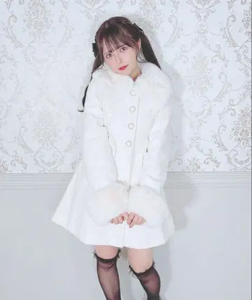 MARS 마즈 스핀들 리본 퍼 롱 코트 화이트