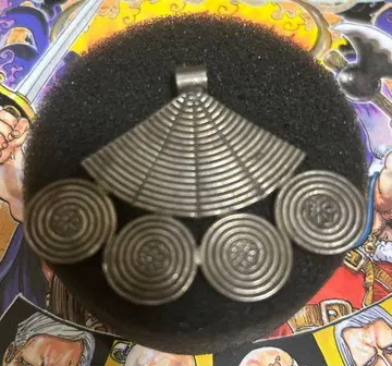 실버 소재 유니크 디자인 목걸이