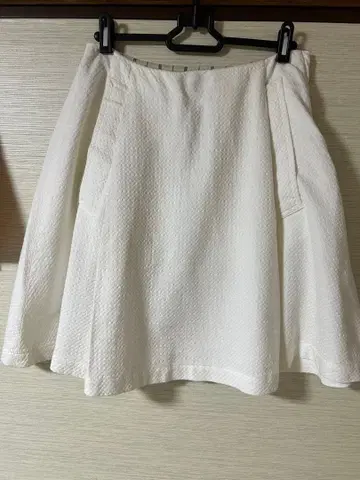 Ujoh 플레어 스커트 화이트 무릎 기장