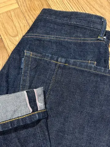 새상품급 MADISONBLUE 다크 네이비 스트레이트 데님 적색 귀