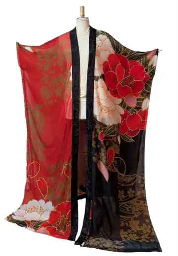 빨간색과 검은색 대비가 예쁜 꽃무늬의 사각형 겉옷