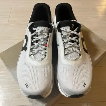 On 러닝화 US9 화이트