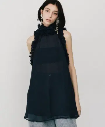 프릴 달린 슬리브리스 상의 블랙