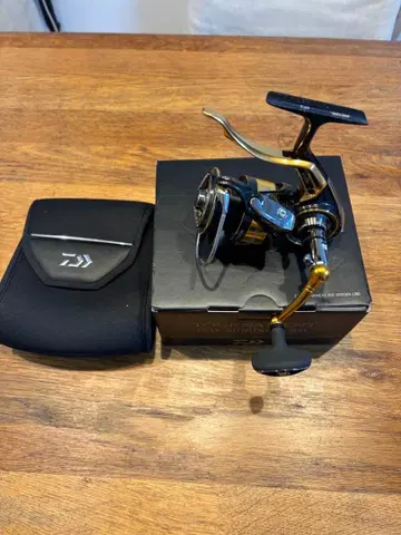 다이와 토너먼트 iso 3000 수납 케이스 포함