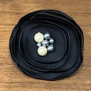 블랙 새틴제 브로치 코사지 펄풍 비즈 포함
