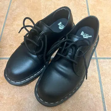 닥터마틴 화이트 스티치 3홀 UK7