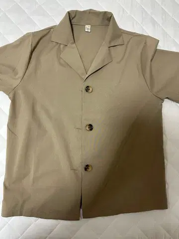 베이지 버튼 셔츠와 플레어 스커트 셋업