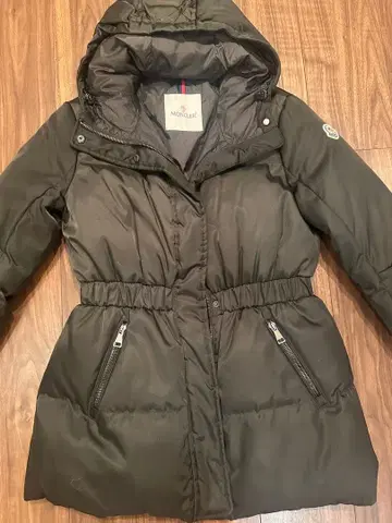 새상품급 MONCLER 후드 부착 다운 자켓 다크 그린