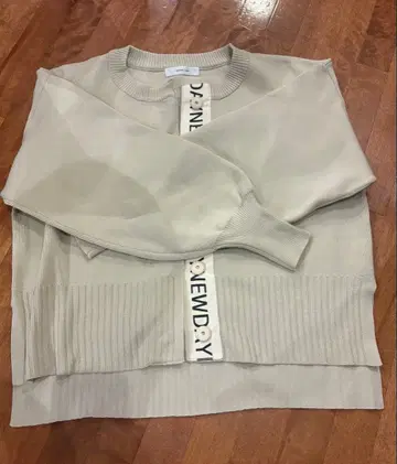 에이미 로우 로고 테이프 가디건