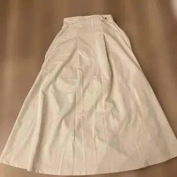 크림색 플레어 스커트 버튼 포함