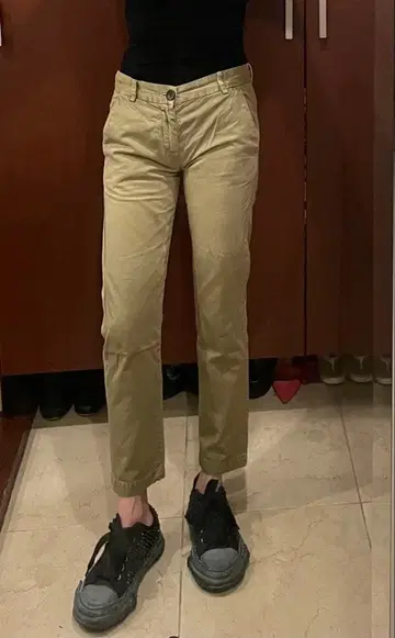 커렌트 엘리엇 보이프렌드 치노 팬츠