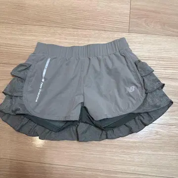 뉴발란스 숏팬츠 뒤 프릴