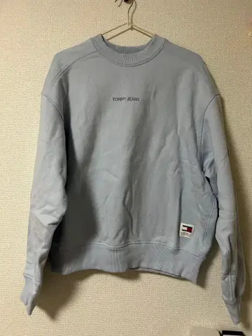 TOMMY JEANS 라이트 블루 크루넥 맨투맨